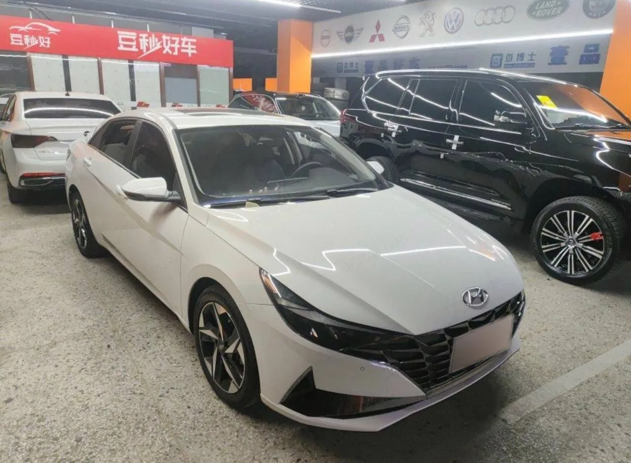 Hyundai Elantra на экспертизе: вид спереди справа