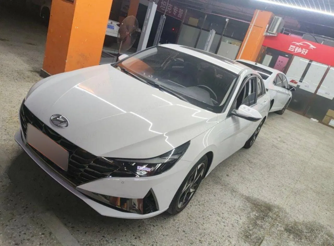 Hyundai Elantra на экспертизе: вид спереди слева