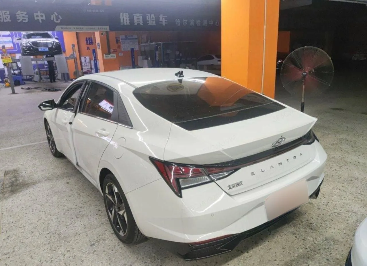 Hyundai Elantra на экспертизе: вид сзади слева