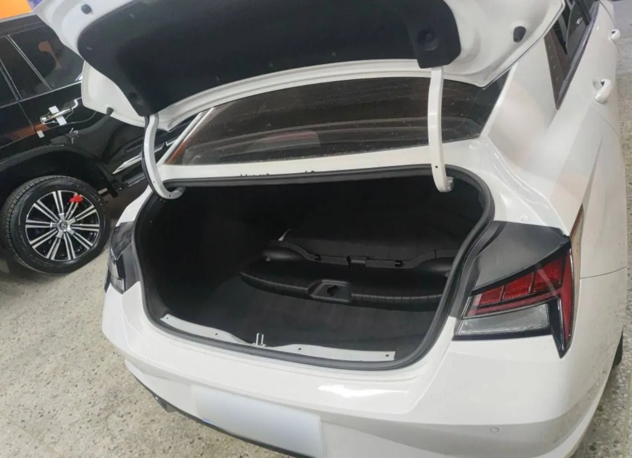 Открытый багажник Hyundai Elantra