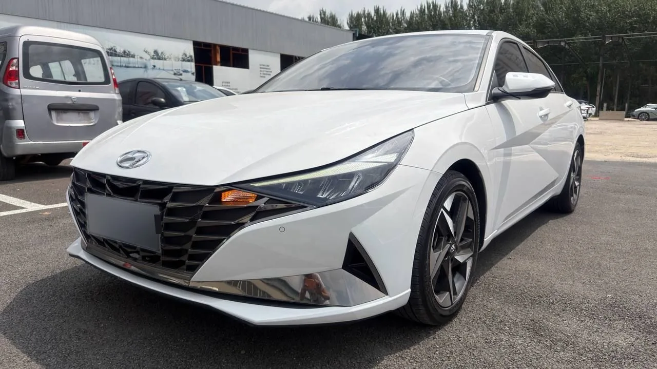 Hyundai Elantra на площадке в Китае перед выкупом