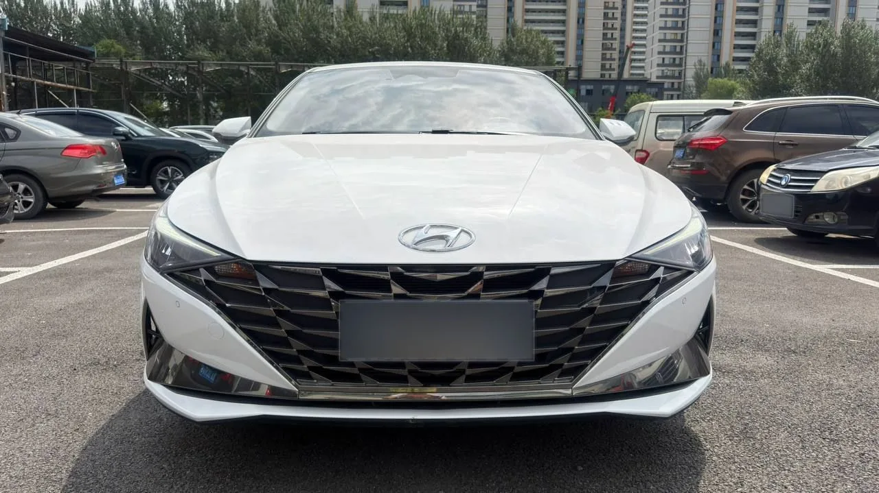 Hyundai Elantra на площадке в Китае: вид спереди