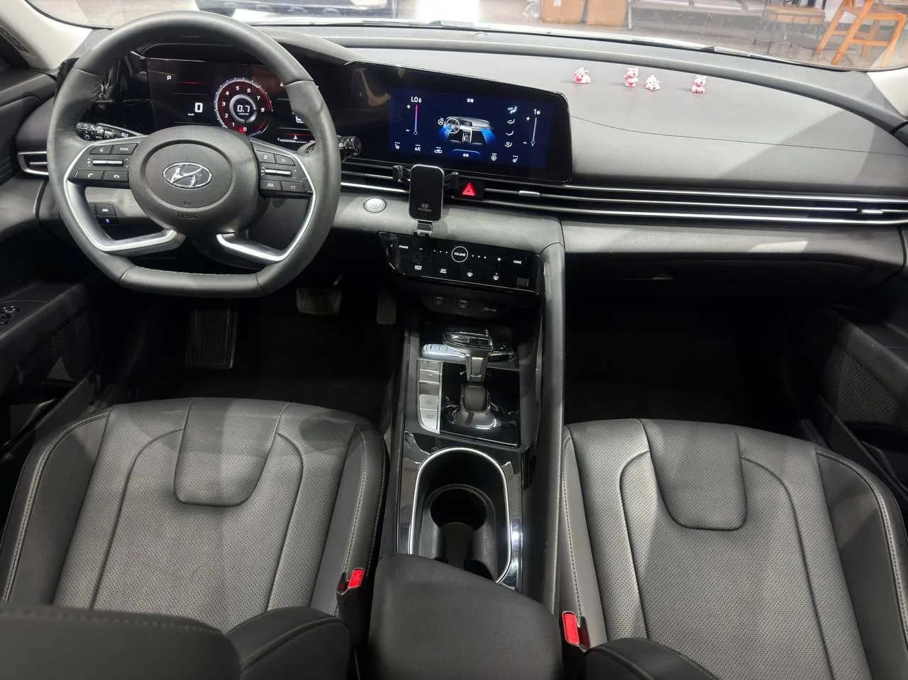 Салон Hyundai Elantra сверху: руль, мультимедиа, передние сиденья