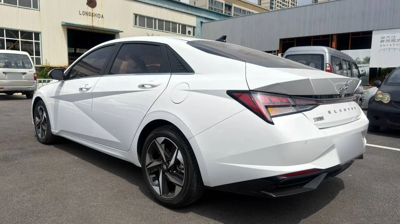Hyundai Elantra на площадке в Китае: вид сзади слева