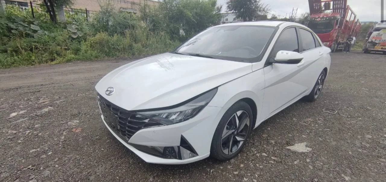 Hyundai Elantra на парковке в Суйфэньхэ: вид спереди слева