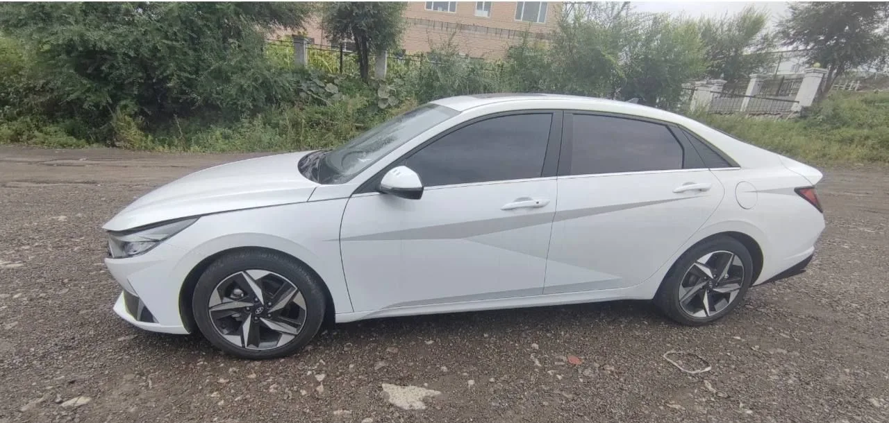 Hyundai Elantra на парковке в Суйфэньхэ: вид сбоку