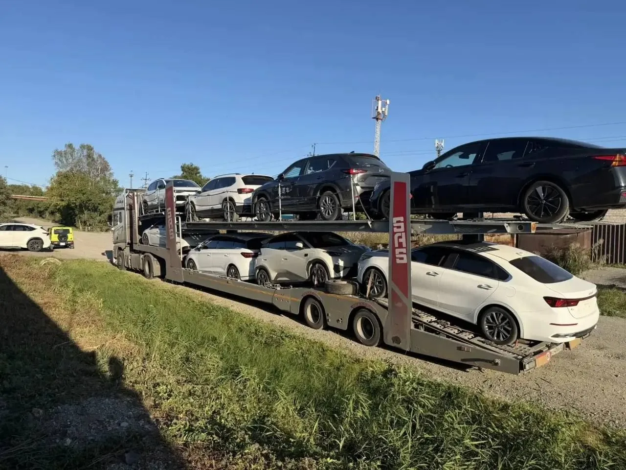 Автовоз с Hyundai Elantra в Уссурийске перед отправкой в Москву