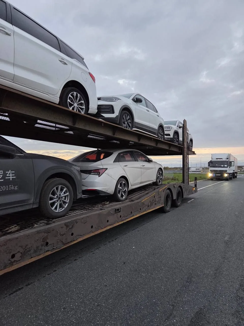 Автовоз с Hyundai Elantra на трассе