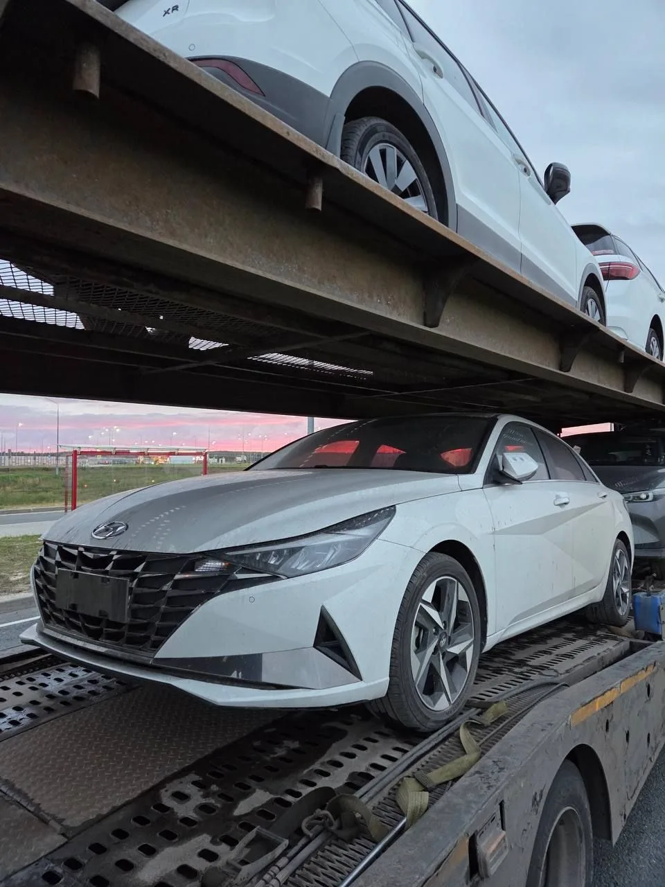 Hyundai Elantra на нижней палубе автовоза