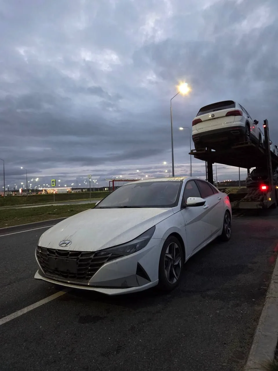 Hyundai Elantra после разгрузки на обочине: вид спереди слева