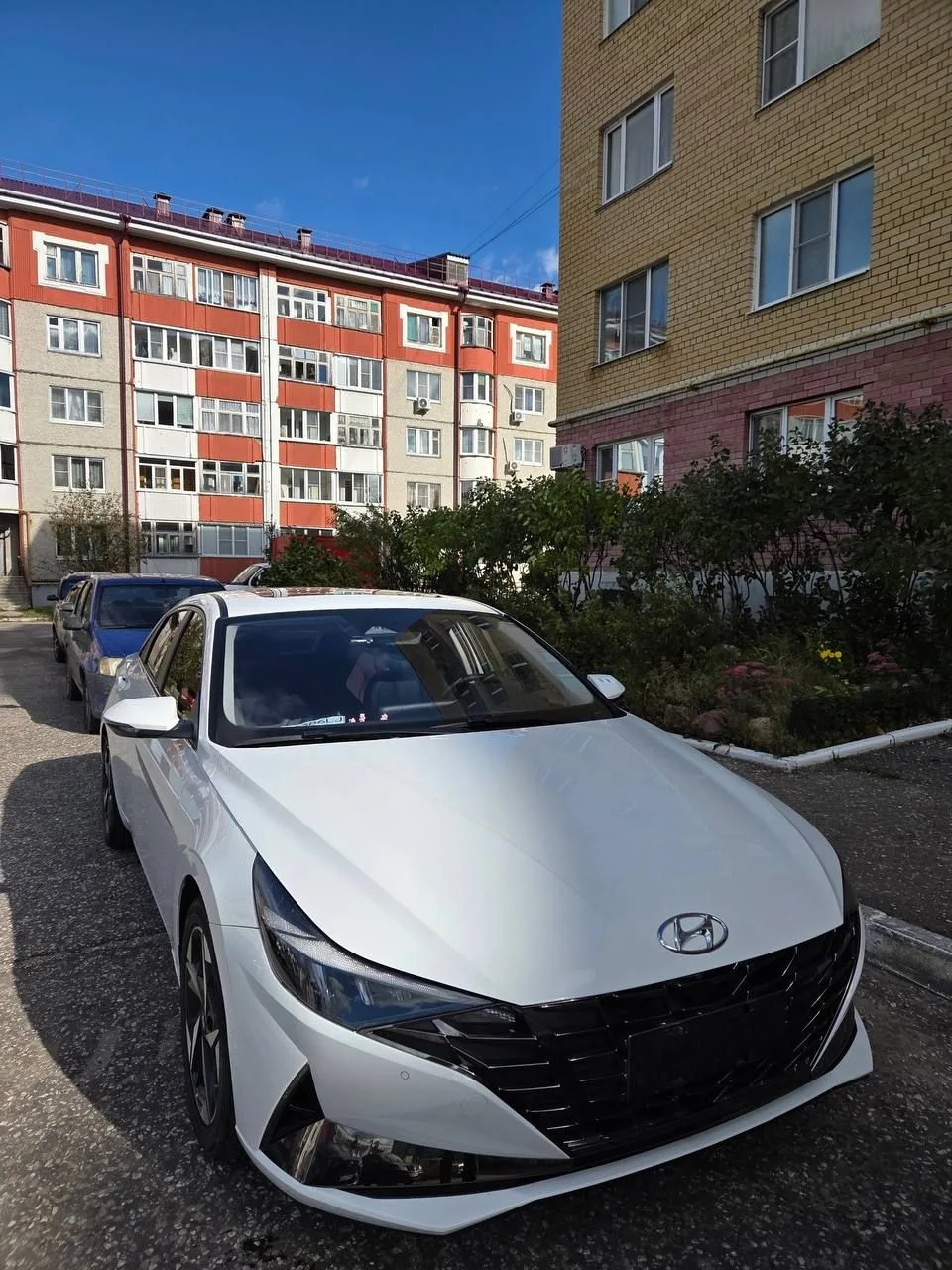 Hyundai Elantra у покупателя во дворе: вид спереди справа