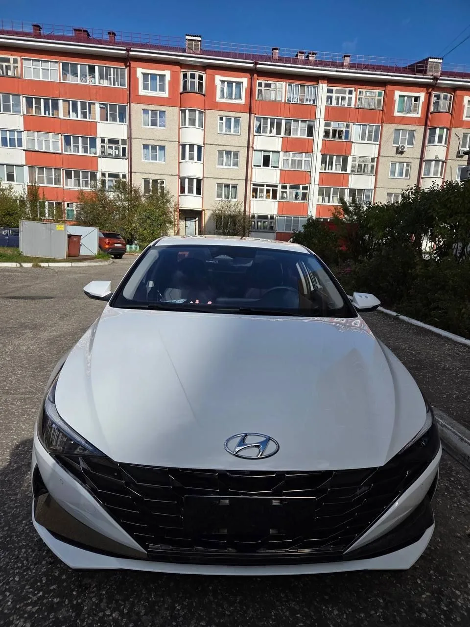 Hyundai Elantra у покупателя во дворе: вид спереди