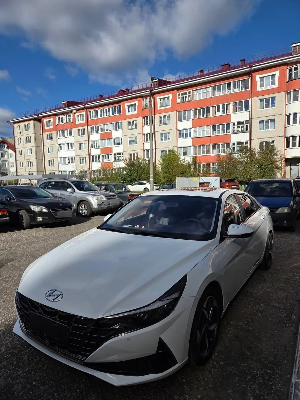 Hyundai Elantra у покупателя во дворе: вид спереди слева