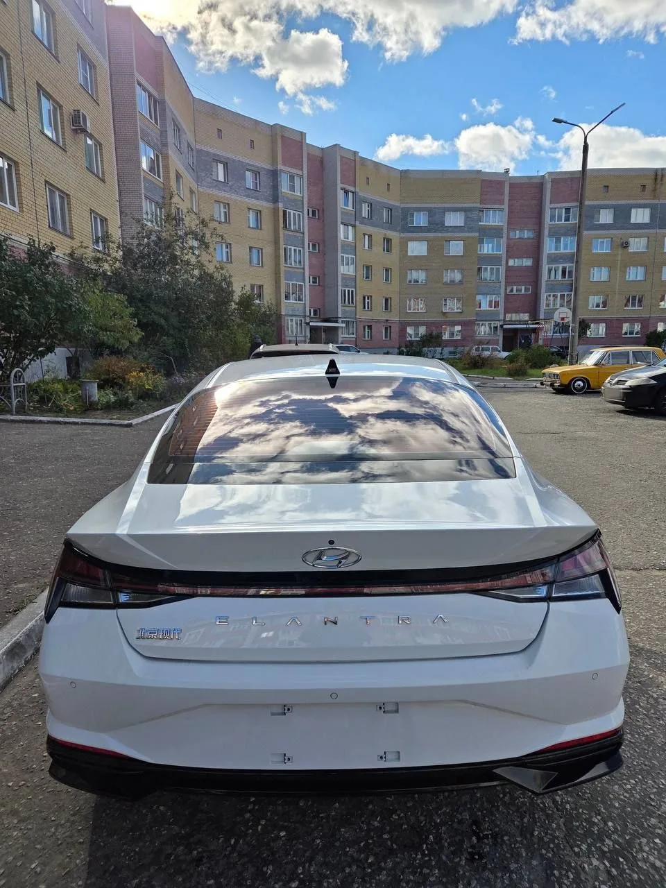 Hyundai Elantra во дворе: вид сзади