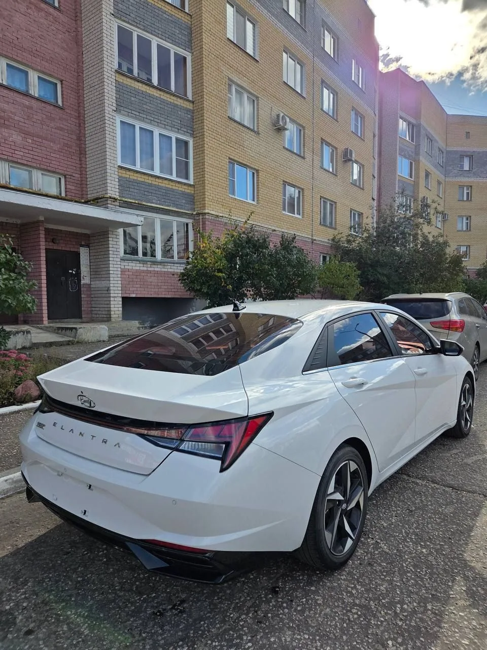 Hyundai Elantra во дворе: вид сзади справа