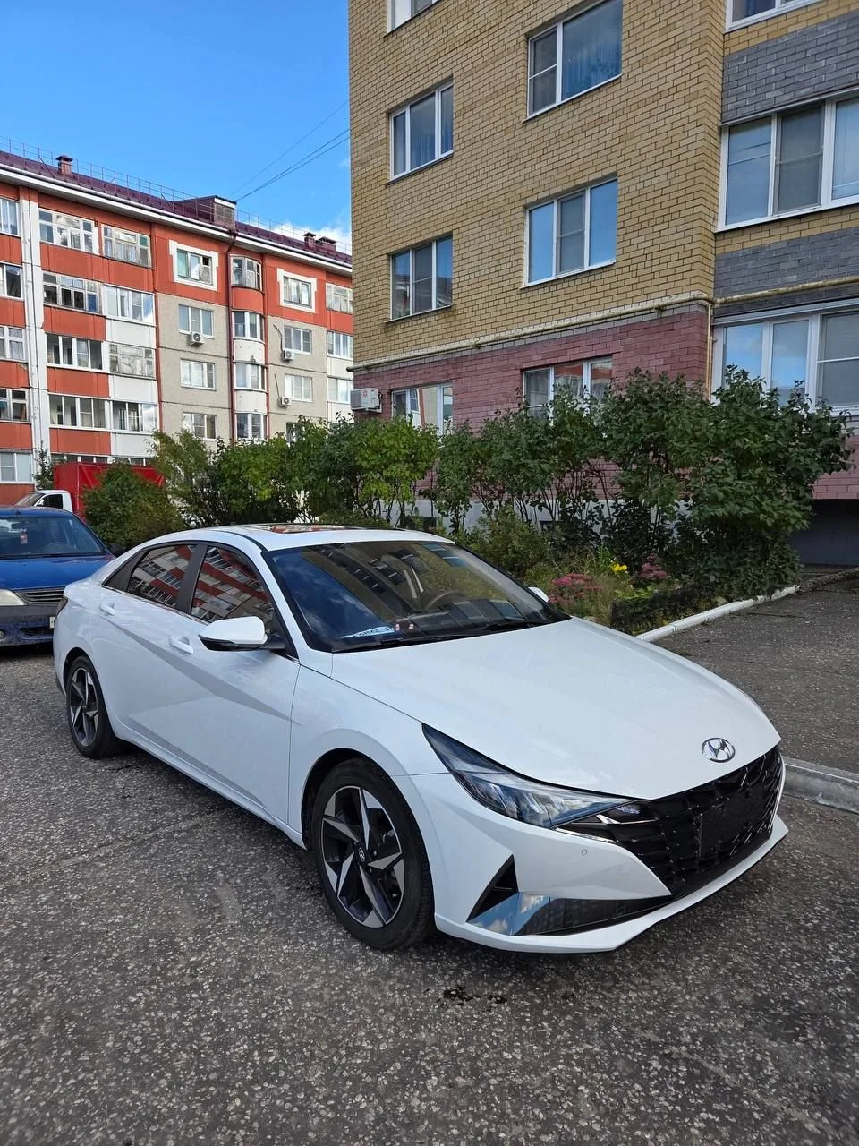 Hyundai Elantra у дома покупателя: вид спереди справа