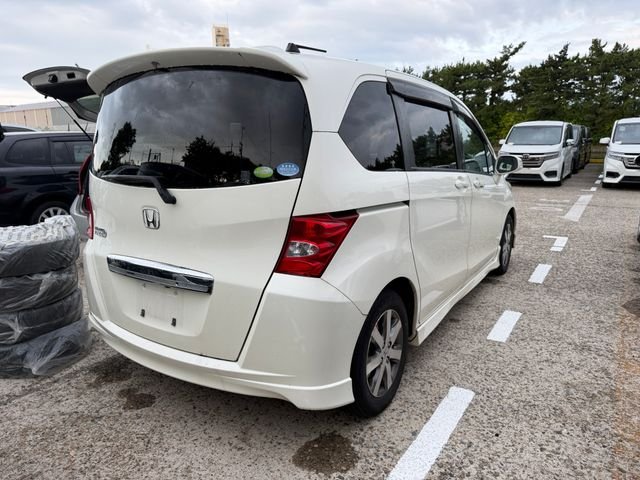 Honda Freed — фото 2 из 8