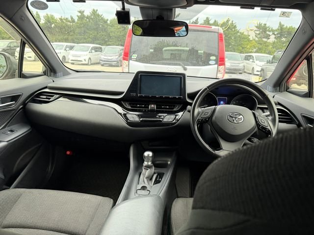Toyota C-HR — фото 8 из 10