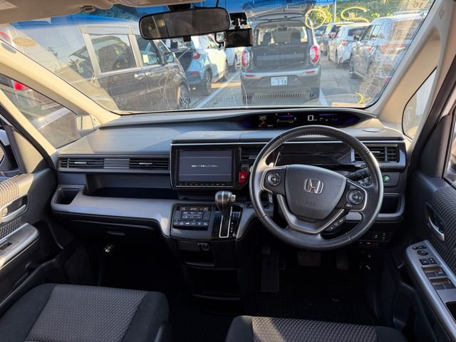 Honda Stepwgn — фото 5 из 9