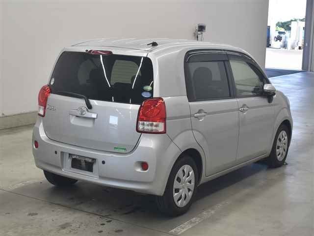 Toyota Porte — фото 2 из 10