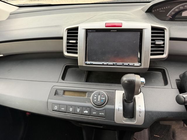 Honda Freed — фото 7 из 8