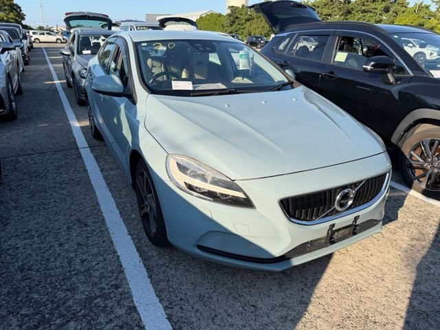 Volvo V40 — фото 1 из 7