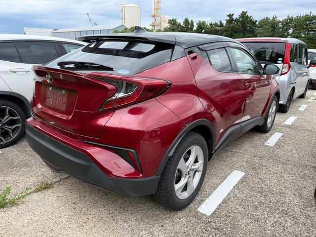 Toyota C-HR — фото 2 из 10