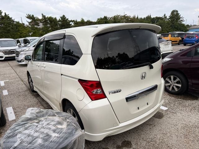 Honda Freed — фото 4 из 8